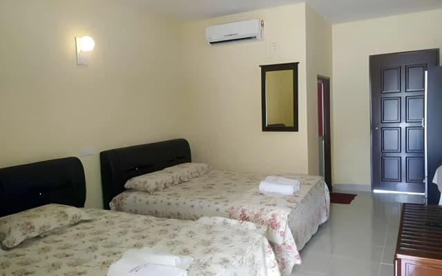 Penarak Bamboo Beach Motel - photo 5