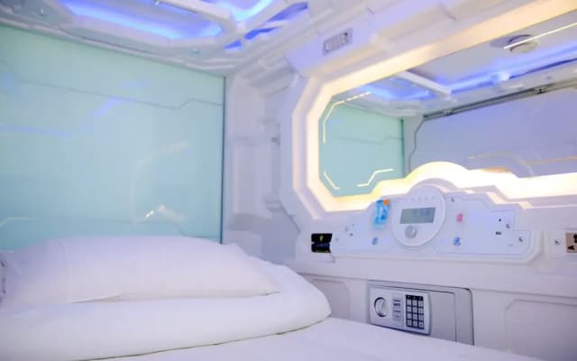 UZ Airport Capsule Hotel - photo 2