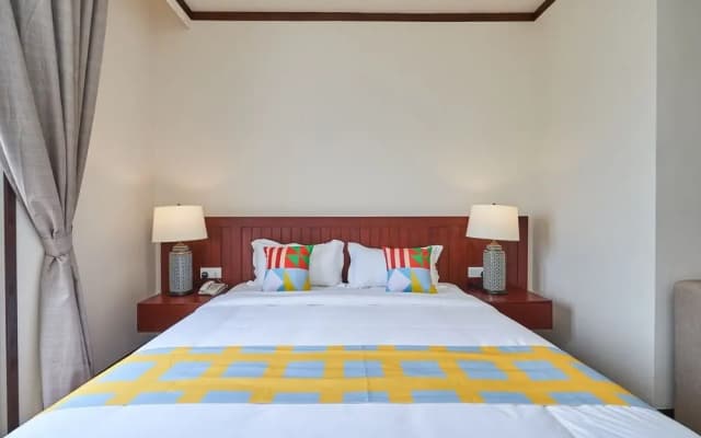 OYO Home 44077 The Platinum Hotel & Suites- King - photo 4