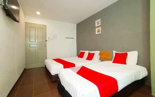 Golden Lounge by OYO Rooms - photo 2