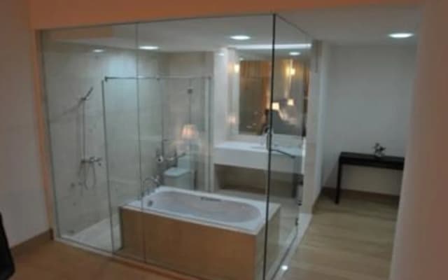 Brunsfield Embassyview Condosuite - photo 5