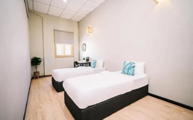Swing & Pillows at 87 Chulia St - photo 3