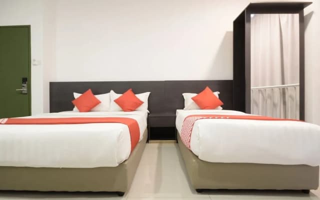 OYO 906 Happy 92 Hotel Lumut - photo 4