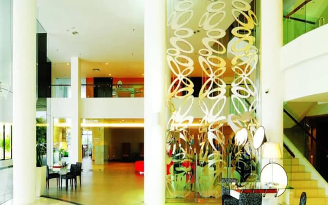 Kings Green Hotel - photo 2