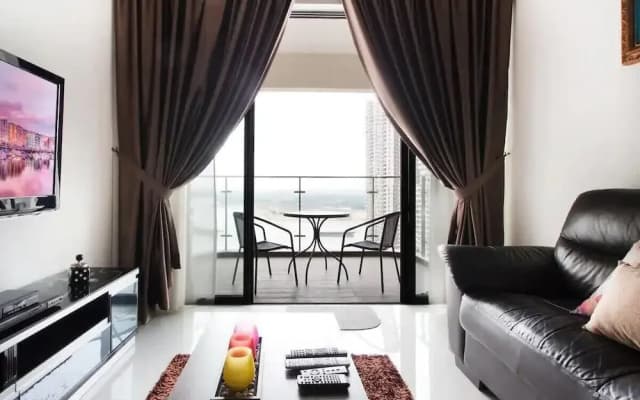 High-floor 2BR Suite, Water Views, Free Parking - photo 2