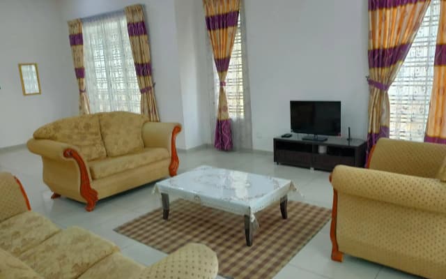 OYO 90228 D'anjung Villa 4bhk - photo 2
