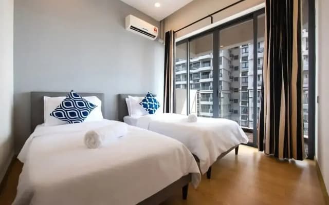 Comfy 3BR Apt in Danga Bay, Free Parking, Sea View - photo 3