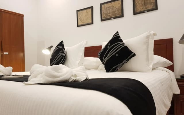 Heeren Straits Hotel - photo 4