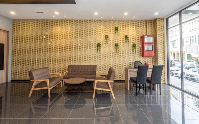 Hotel Zamburger Grill - photo 2