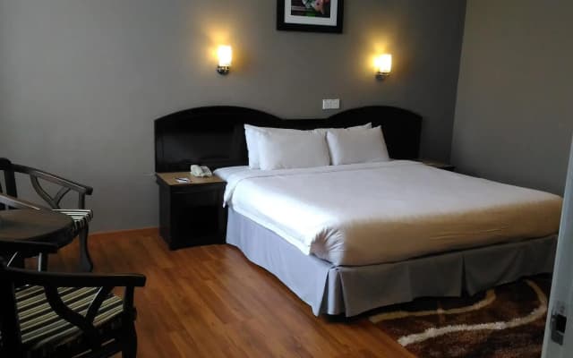 TF Riverside Hotel - photo 4