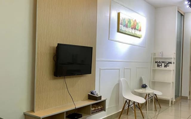 Private Studio Viana Court Service Apartment 3 with private parking - photo 3