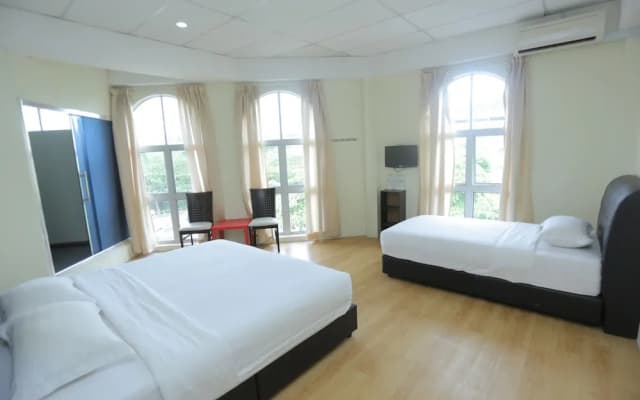 JAM Hotel Kota Warisan Near ERL Salak Tinggi Sepang - photo 5