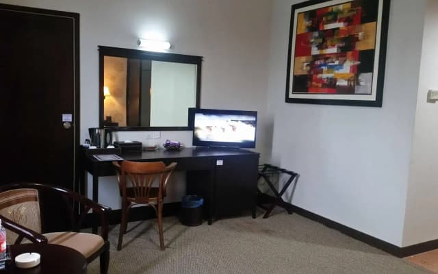 Carlton Holiday Hotel & Suites - photo 2