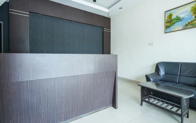 JJ Hotel by OYO Rooms - photo 2
