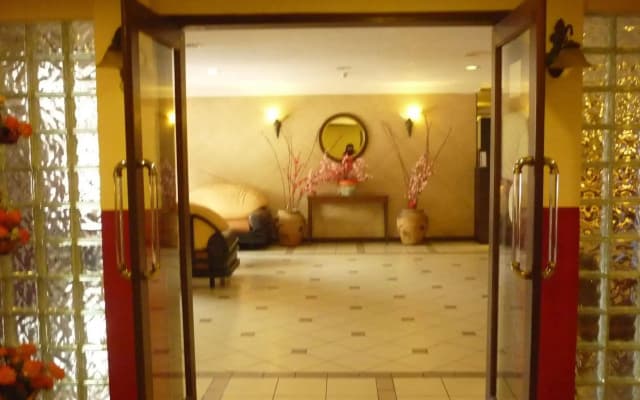 CentrePoint Hotel - photo 2