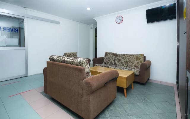 River Inn by OYO Rooms - photo 2