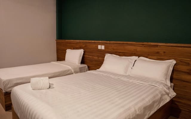 Room V @ Jalan Sultanah Near Bus Stop Batu Pahat - photo 5