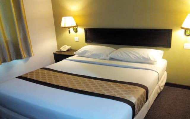 Golden Lake Garden Hotel - photo 4