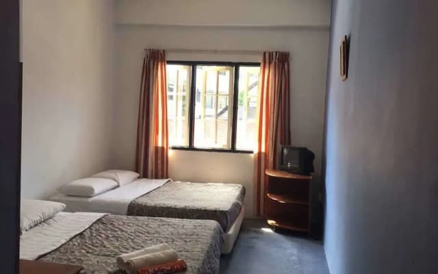 Pines and Roses Hotel - photo 2