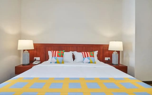 OYO Home 44077 The Platinum Hotel & Suites- King - photo 3