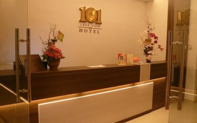 101 Lake View Hotel Puchong - photo 2