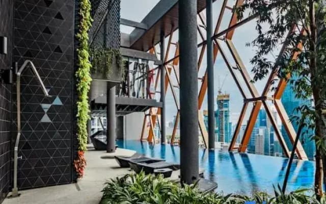 Scarletz Suites KLCC • 5-min to Petronas Twin Towers • Rooftop Infinity Pool - photo 5