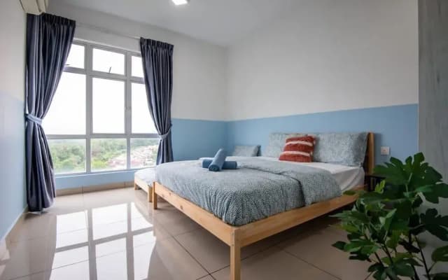 Bright & Modern 3BR Suite, Free Parking - photo 2