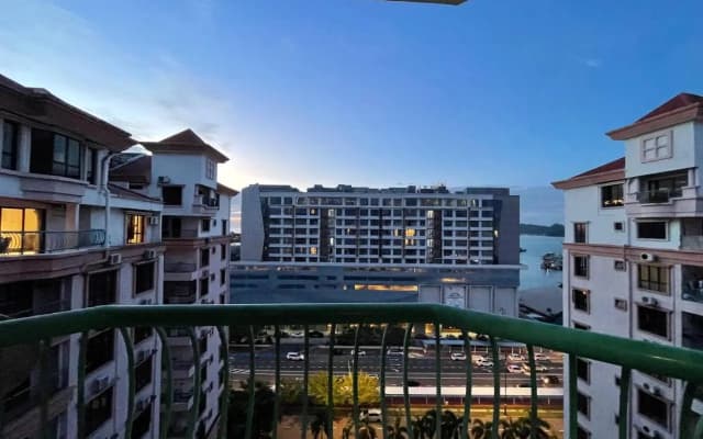 PENTHOUSE MARINA COURT VACATION HOME 4 BEDROOMS KOTA KINABALU 14pax - photo 4