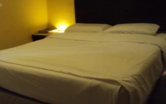 Golden Bay Hotel - photo 2