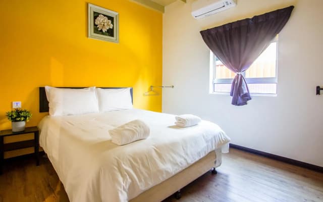 Explore 5BR Gardenhouse Retreats (Free Parking) - photo 3