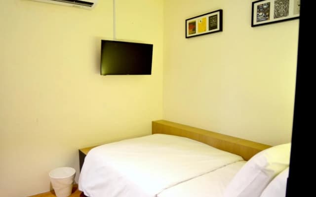 Don's Den Hotel - photo 3