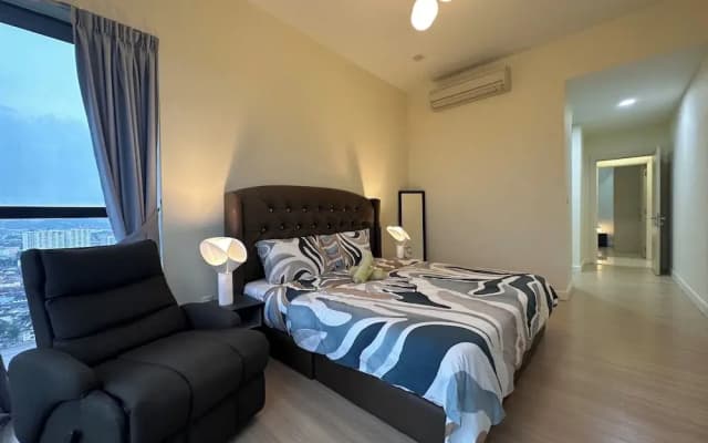 Skyline Luxe 4BR Retreat with En-suites - photo 2