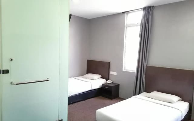 P Line Hotel - photo 3