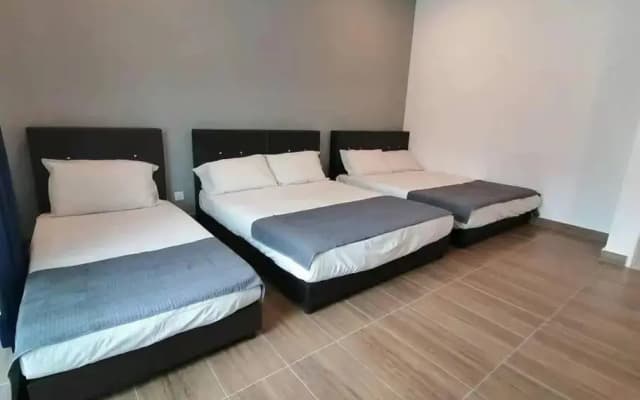 Cameron top31 golden hills night market homestay - photo 4