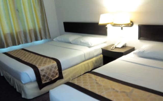 Golden Lake Garden Hotel - photo 2
