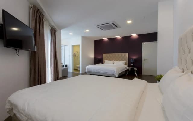 Aloha Hotel - photo 2