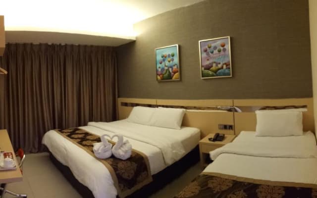 Golden Leaves Hotel - photo 3