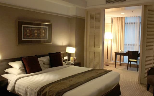 Pacific Regency Hotel Suites - photo 2