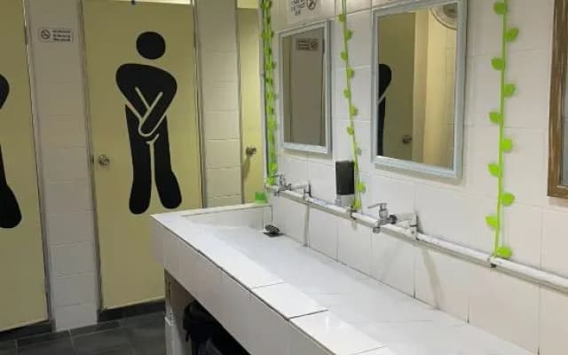 H2 Capsule Inn Backpackers - photo 3