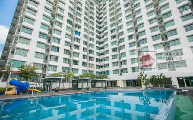 Express Check-in Deluxe Cozy Studio for 1-2Pax WIFI Indoor Carpark TV Fridge Washing Machine - photo 4