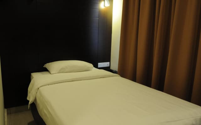 Cathay Hotel - photo 3