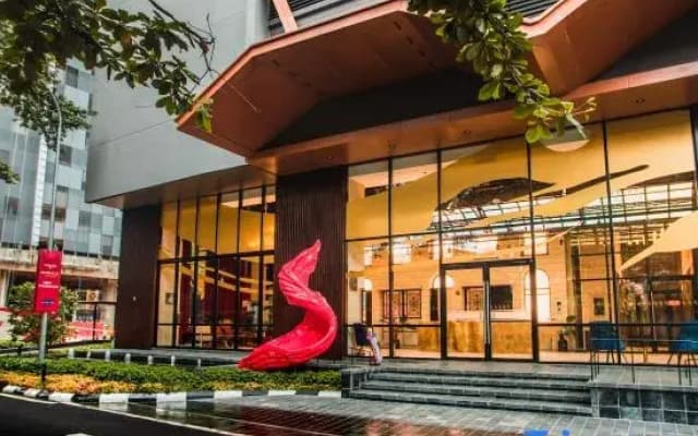 Scarletz Suites KLCC • 5-min to Petronas Twin Towers • Rooftop Infinity Pool - photo 2