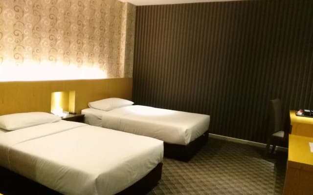 Grand Ct Hotel - photo 2