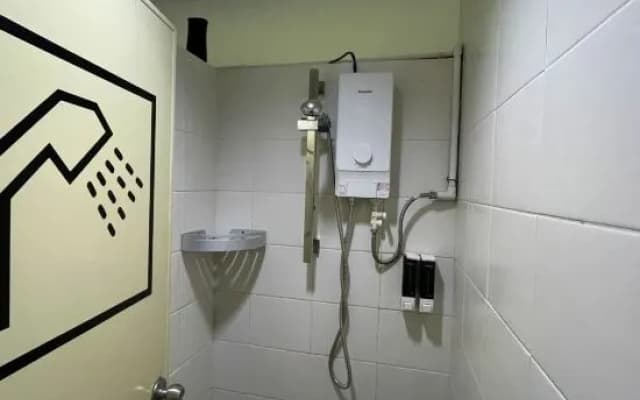 H2 Capsule Inn Backpackers - photo 2