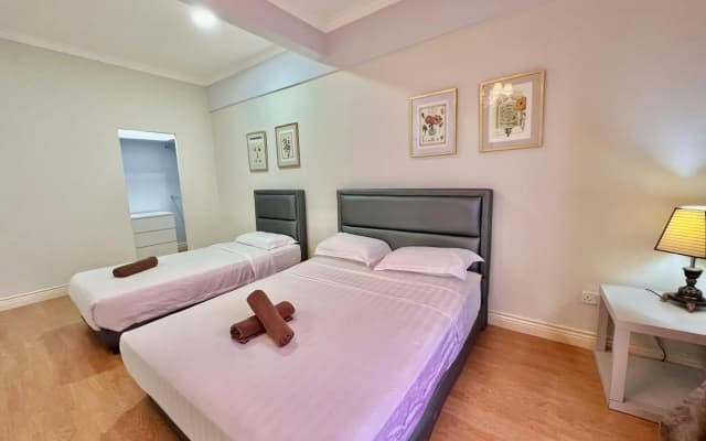 PENTHOUSE MARINA COURT VACATION HOME 5 BEDROOMS KOTA KINABALU 15pax - photo 4