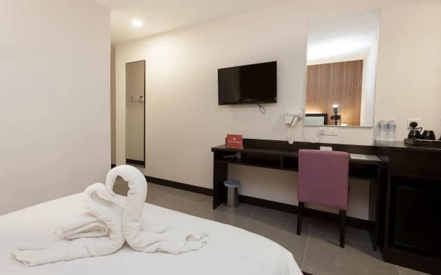 ZEN Rooms Near SOGO - photo 5