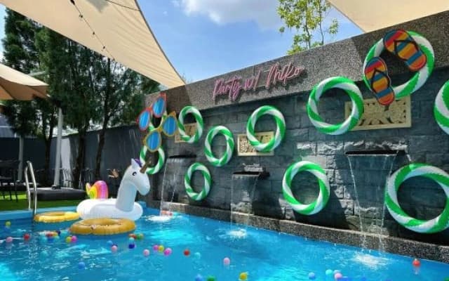 Private Pool Modern Holiday Home @ Mount Austin JB - photo 4