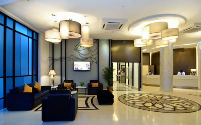 Holiday Villa Hotel & Suites - photo 2