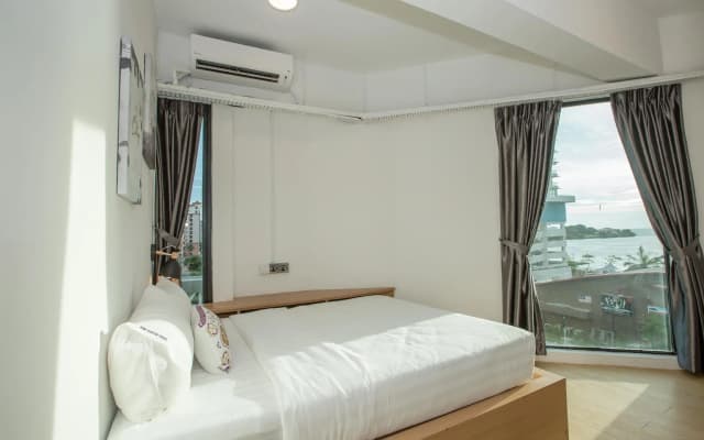 Homy Seafront Hostel - photo 4