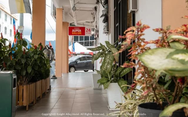 Knight Alley Hotel - photo 2